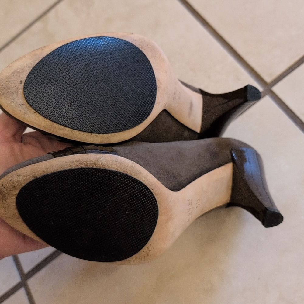 Gucci Brown Suede Heels With Pleated Patent Leather Logo Buckle Pumps Size 5 - Picture 12 of 14